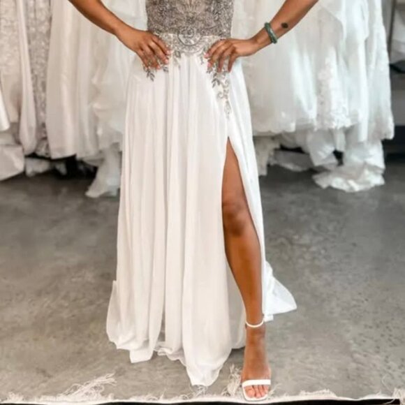 Beautiful Beaded Wedding Dress Size 0-4 - Picture 2 of 4